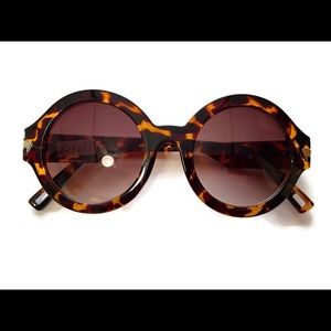 Round tortoise shell sunglasses